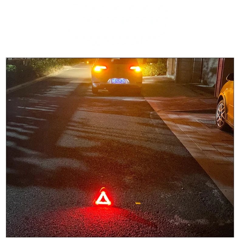 🔥2026 New Arrival🔥 3-IN-1 Solar Emergency Triangle Warning Light at the Roadside