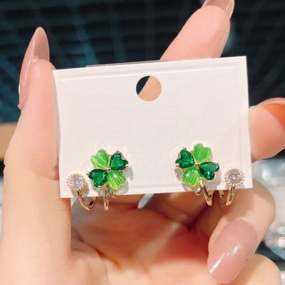 💚 Bring luck to every look. Lightweight huggie hoops with a four-leaf clover – beautiful, meaningful, and made to be worn every day. 🍀✨